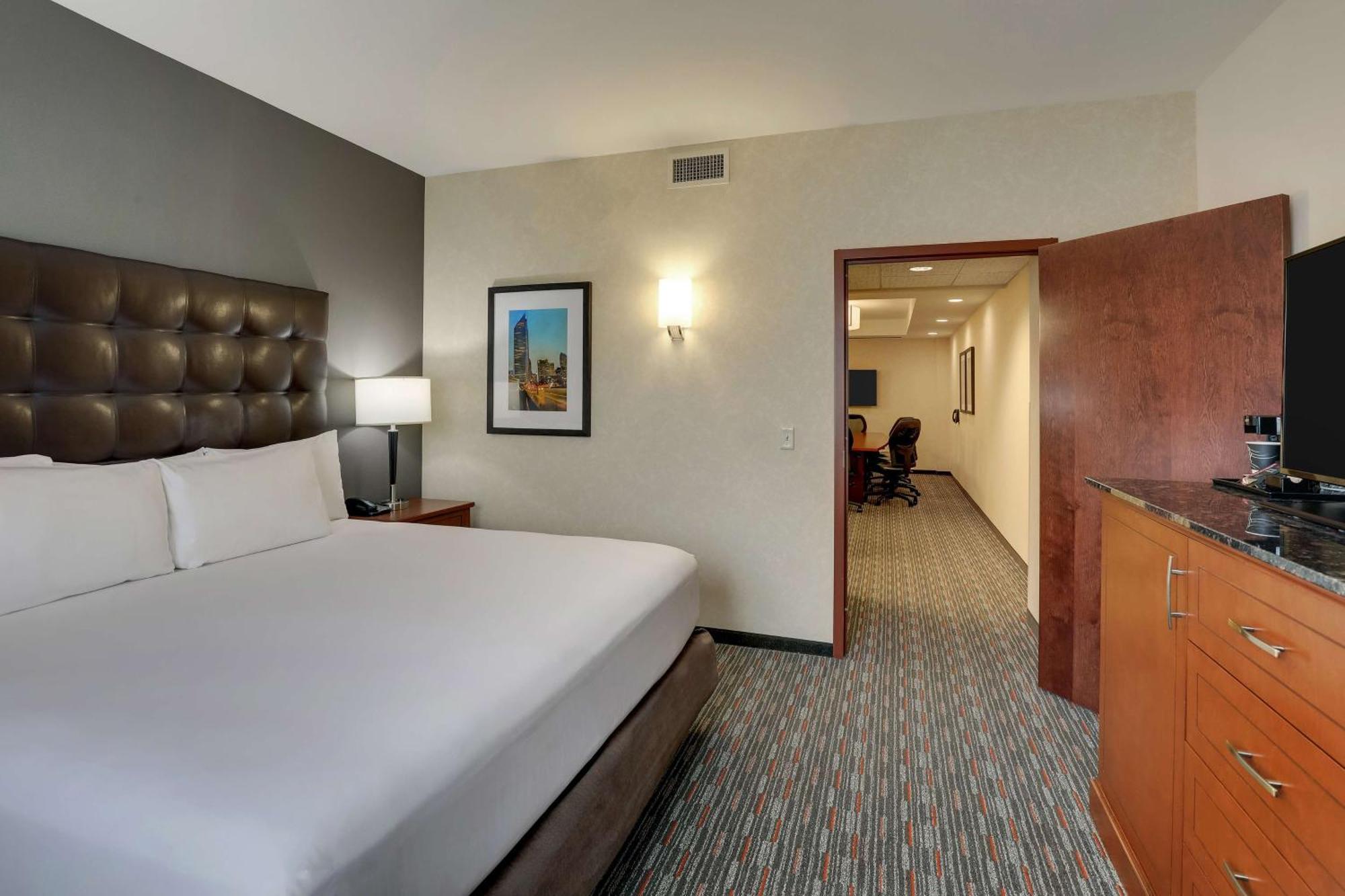 Drury Inn & Suites Charlotte Arrowood Exteriör bild