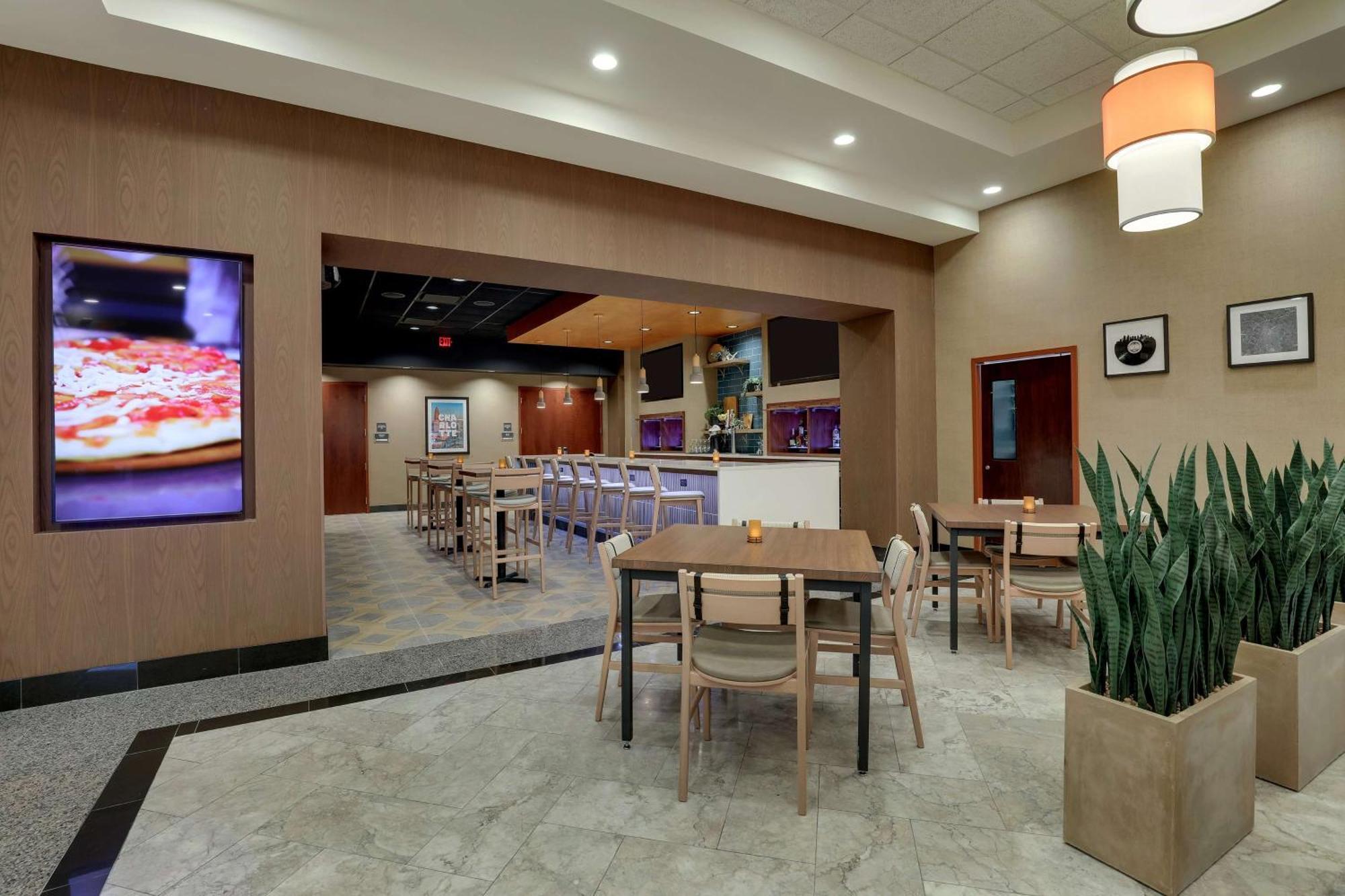 Drury Inn & Suites Charlotte Arrowood Exteriör bild